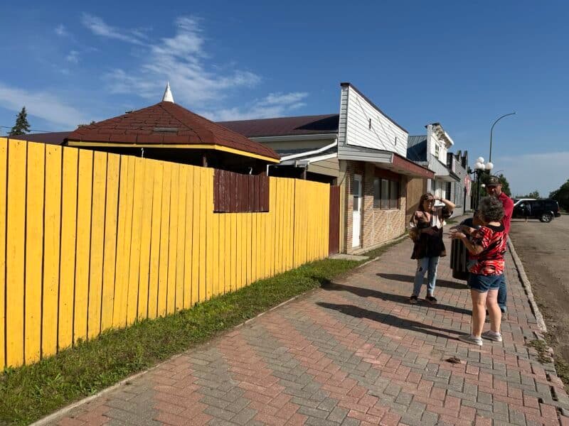 New sidewalk sales idea: Sell through the fence